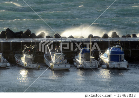 Fishing boat in the harbor Fishing boat in the harbor 15465838