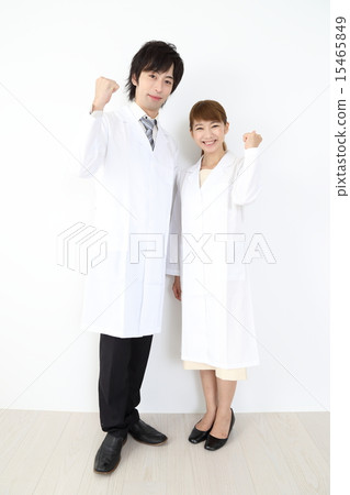 男人和女人穿著白大褂 15465849