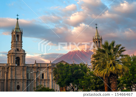 Volcano El Misti overlooks Arequipa, southern Peru 15466467
