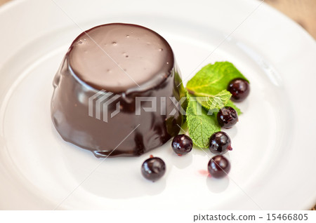 dessert with currant 15466805