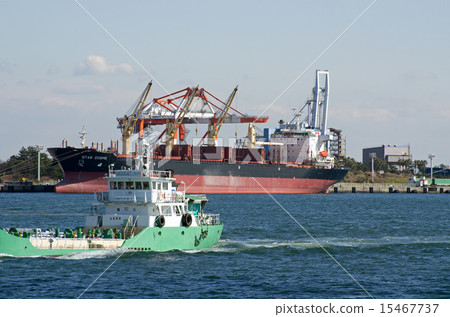 Large cargo ship and small tanker on the Tanabe Canal 15467737