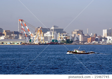 橫濱港的景色,小船駛過,您可以看到工作船的起重機 橫濱港的景色,小船駛過,您可以看到工作船的起重機 15467745