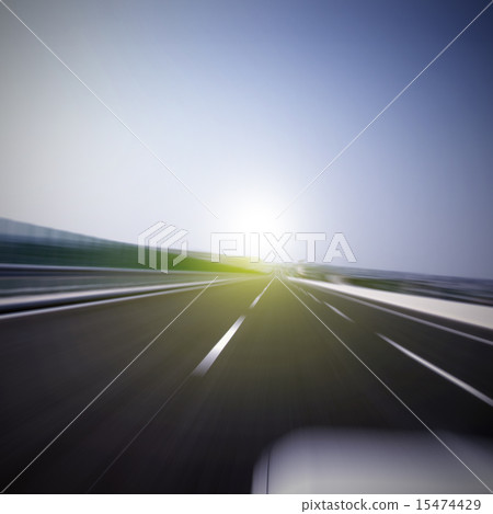 Busy city road 15474429