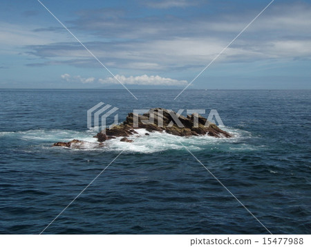 A view of the rocky reef receiving the tide from "Ishitorine," an offshore reef in Minami-Izu, Izu Peninsula, Shizuoka Prefecture. A view of the rocky reef receiving the tide from "Ishitorine," an offshore reef in Minami-Izu, Izu Peninsula, Shizuoka Prefecture. 15477988