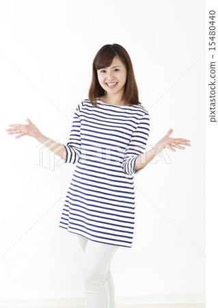 一個伸出雙手的微笑女人 15480440