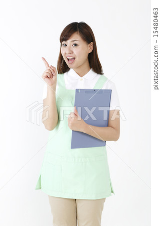 有圍裙的一名婦女與剪貼板指向 15480463