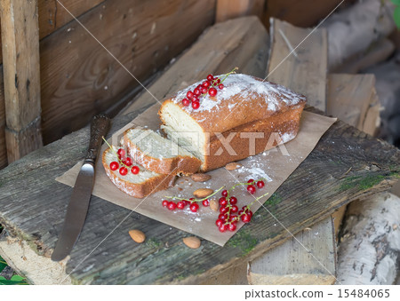 Fruit cake with red currant 15484065