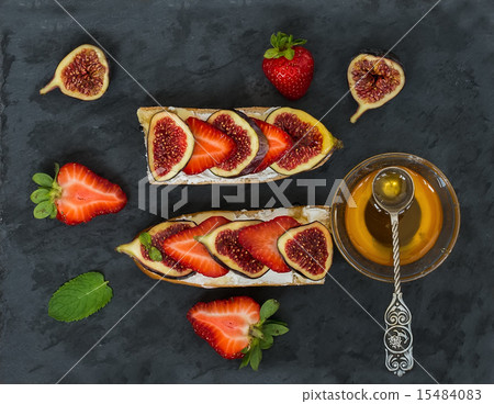 Fig and strawberry goat cheese sandwiches 15484083