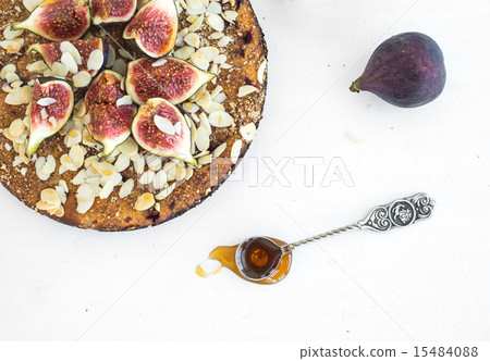 Fig cake with fresh figs, honey and almond 15484088