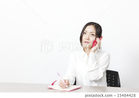 使用智能手機的女商人 15484428