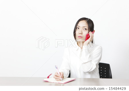 使用智能手機的女商人 使用智能手機的女商人 15484429