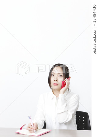 使用智能手機的女商人 15484430