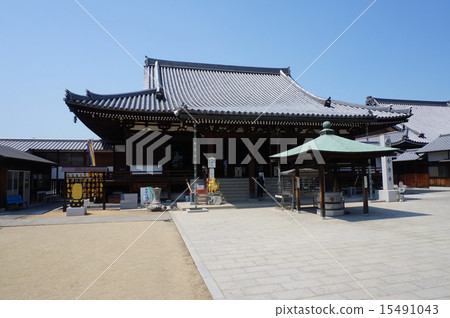 【四國88寺】第76號千正大師的出生地金倉寺大殿和初夏的藍天香川縣善通寺市 【四國88寺】第76號千正大師的出生地金倉寺大殿和初夏的藍天香川縣善通寺市 15491043