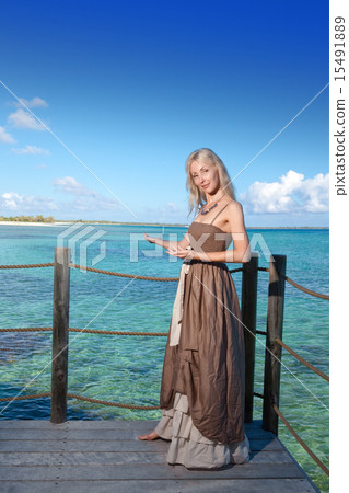 The beautiful woman suggests to swim in the sea 15491889