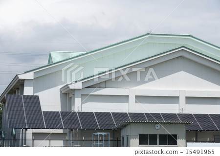 大型太陽能電池板安裝在公立機構學校 15491965