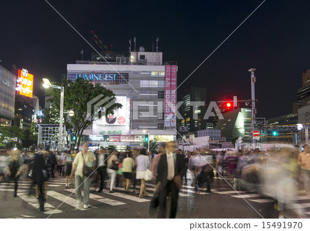 Various people who come and go in front of a crowded big city crowd Shinjuku Station Slow shutter before Alta 15491970