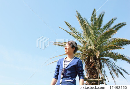 一個人在度假旅行中參觀熱帶度假勝地 一個人在度假旅行中參觀熱帶度假勝地 15492360