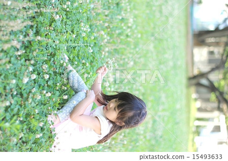 在草地上的女孩 在草地上的女孩 15493633