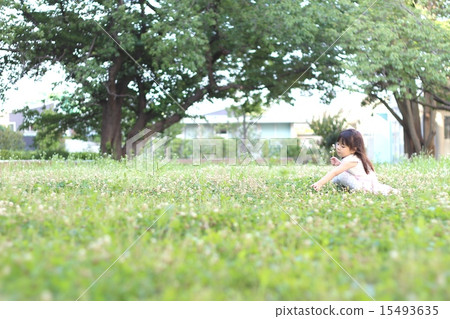 在草地上的女孩 15493635