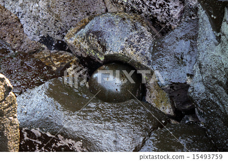 世界上最大的穿孔岩石 15493759