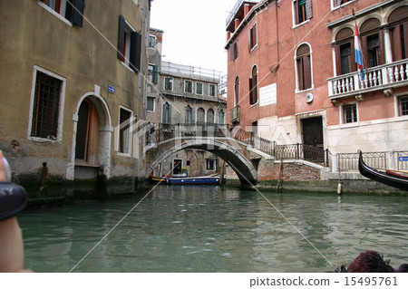 Sightseeing in Venice's Gondola 15495761