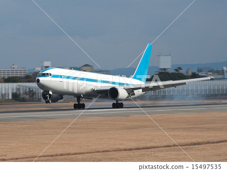 Old paint passenger plane to land 15497535