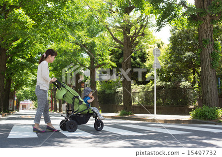 Parent and child crossing a pedestrian crossing 15497732