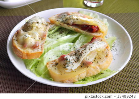 Crostini with dried tomatoes and Camembert 15499248