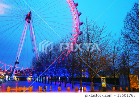 The London Eye Ferris wheel in the evening 15501763
