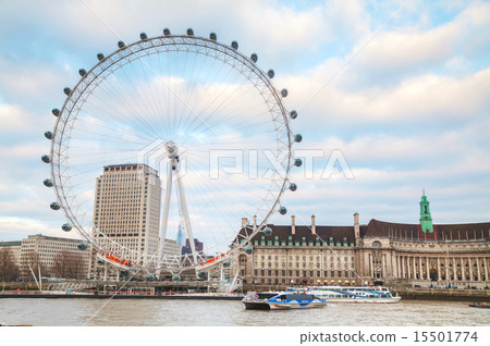 The London Eye Ferris wheel in London, UK 15501774