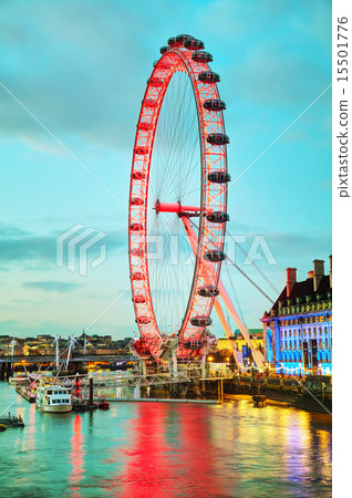 The London Eye Ferris wheel in the evening 15501776