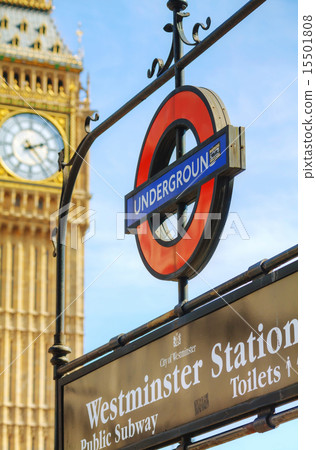 London underground station sign 15501808