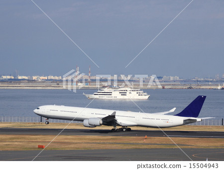 International flight off Haneda Airport International flight off Haneda Airport 15504943