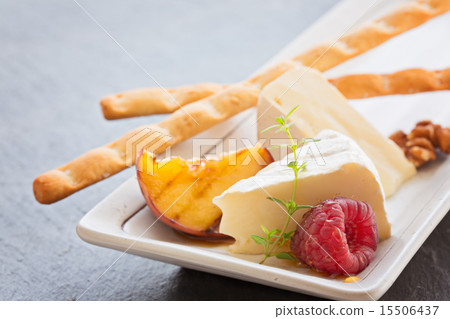 Slice camembert cheese with grilled peach 15506437