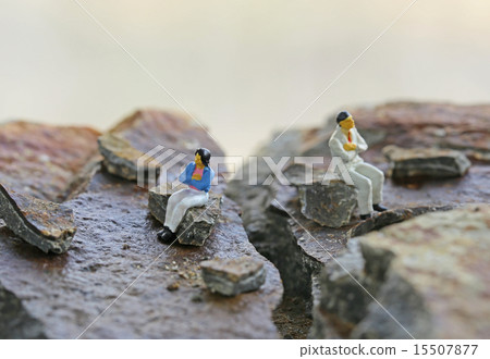 A couple turning back 15507877