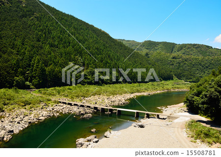 佐藤河解決橋樑和藍天在Shimanto河 佐藤河解決橋樑和藍天在Shimanto河 15508781