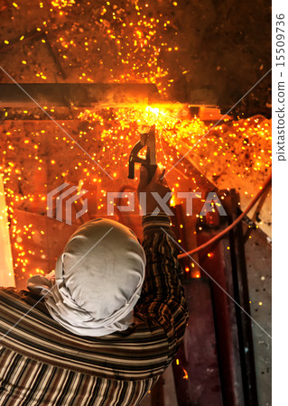 welding steel with spread spark lighting smoke 15509736