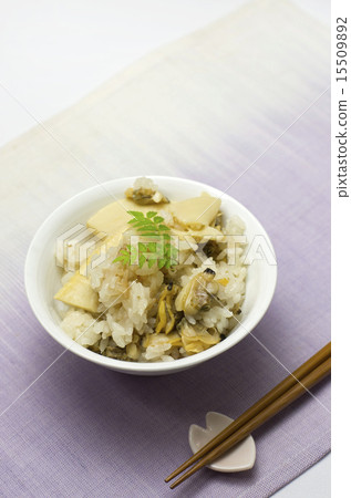 Rice cooked with clams and bamboo shoots 15509892