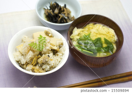 米飯用蛤蜊和竹筍煮熟 米飯用蛤蜊和竹筍煮熟 15509894