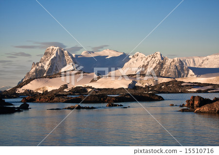Beautiful snow-capped mountains Beautiful snow-capped mountains 15510716