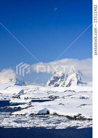 Beautiful snow-capped mountains Beautiful snow-capped mountains 15511482