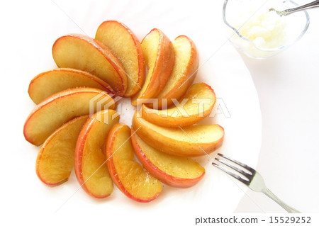 Delicious grilled apple with coconut oil Coconut oil Delicious grilled apple with coconut oil Coconut oil 15529252