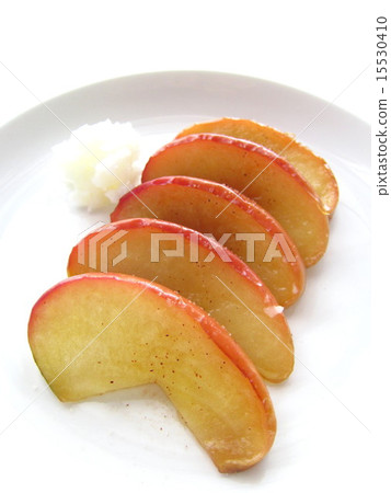 Delicious grilled apple with coconut oil Coconut oil 15530410