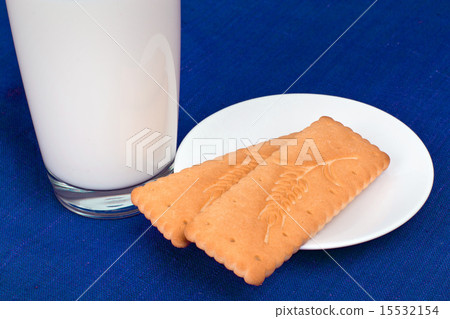 Milk and cookies 15532154