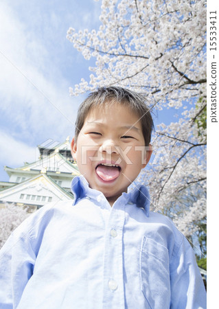 Cherry blossoms and Osaka Castle and children 15533411