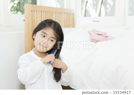 一個結合頭髮的女孩 一個結合頭髮的女孩 15534917