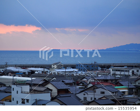 海灘的街道（晚上） 15535954