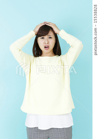 一個女人抱著一個頭 15538828