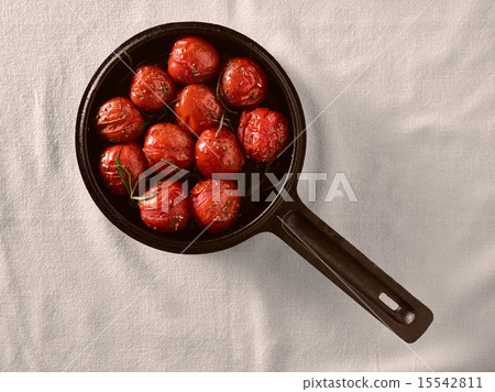 Grilled cherry tomatoes and cast iron pot Grilled cherry tomatoes and cast iron pot 15542811