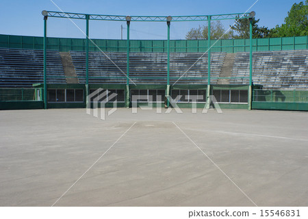 從棒球場投手土墩看的中堅水平的圖像 15546831